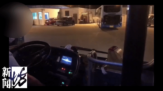 公交车撞违停小轿车（上海有未成年人夜闯停车场）(3)