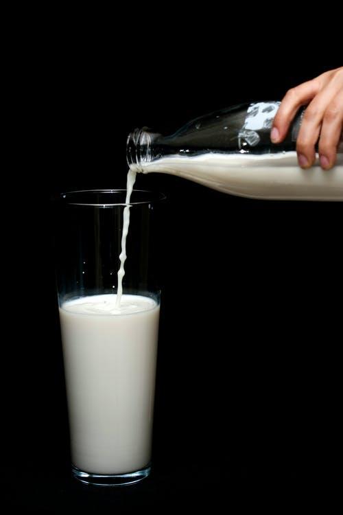 牛奶不能用透明袋包装吗（透明装的牛奶营养会）(1)