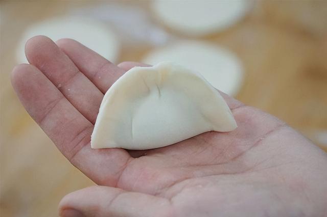 包饺子怎么包好吃又好看冬至（下饺子的五种实用包法）(6)