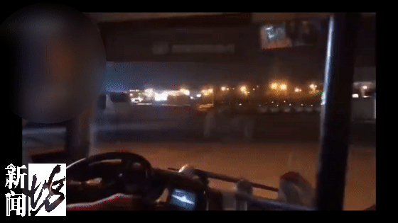 公交车撞违停小轿车（上海有未成年人夜闯停车场）(4)
