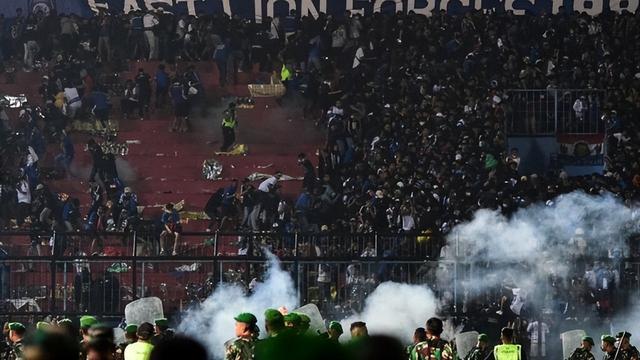 印尼一场足球赛发生暴力事件（死亡人数升到153人历史第二多）(2)