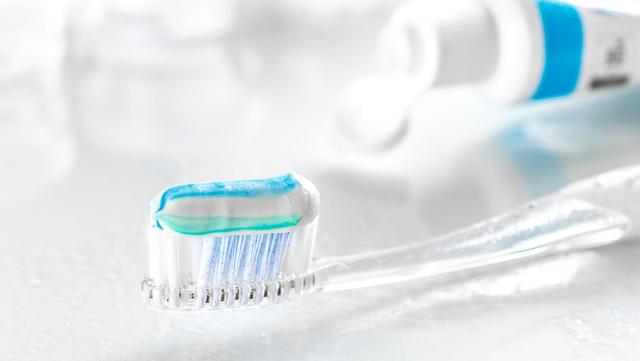 市面上的牙膏全部致癌（2种牙膏不建议购买）(1)