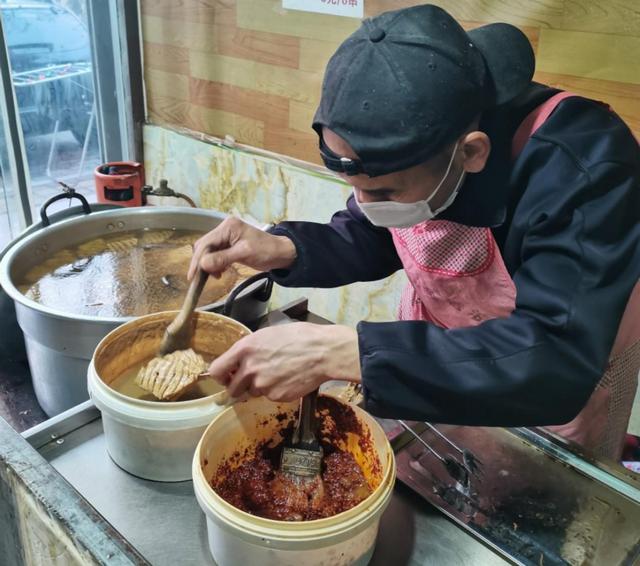 70岁大爷做传统小吃祖辈传了100年（河北大叔做传统小吃）(2)