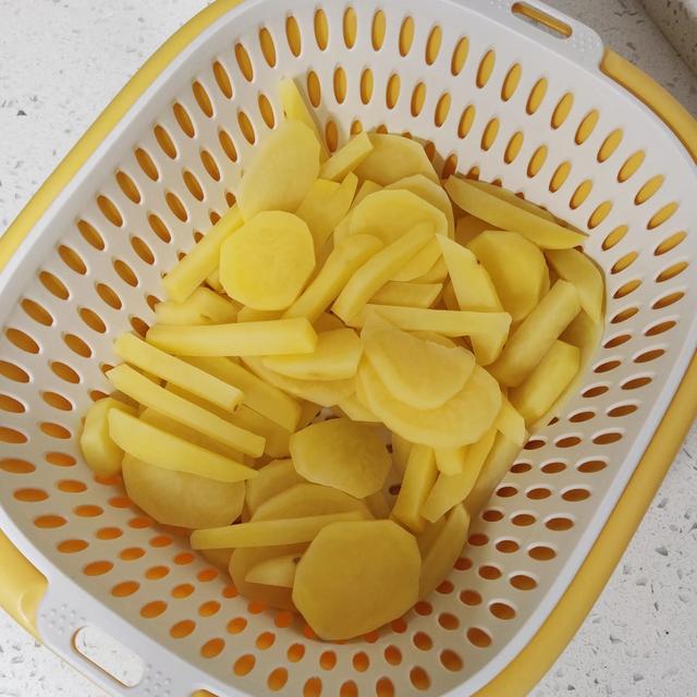 宝宝吃的薯条家庭自制做法（孩子想吃薯条教你在家做）(图7)