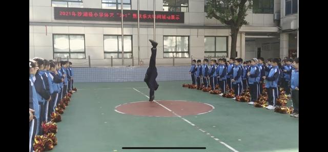 8岁男孩高空表演倒立（长沙一45岁校长给小学生表演前滚翻）(4)