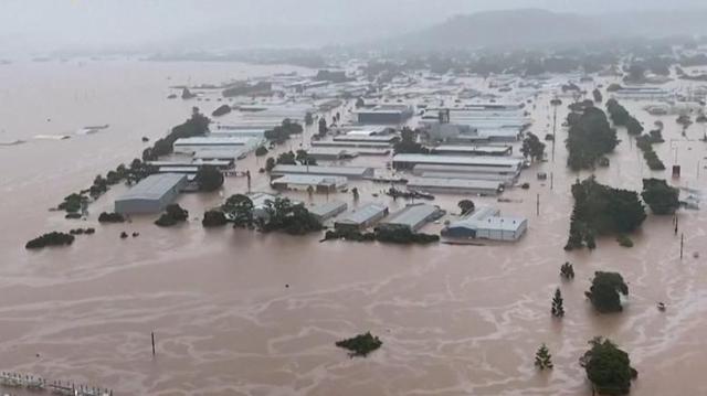 国外洪水灾害（澳500年一遇洪水已致20死）(2)