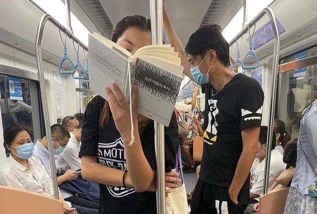 在纽约地铁读书的人有学问的概率（上海地铁上的读书人）(14)