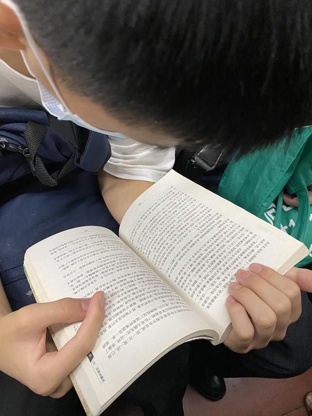 在纽约地铁读书的人有学问的概率（上海地铁上的读书人）(16)