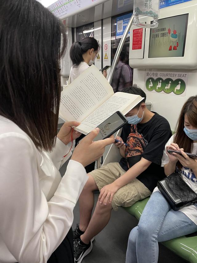在纽约地铁读书的人有学问的概率（上海地铁上的读书人）(26)