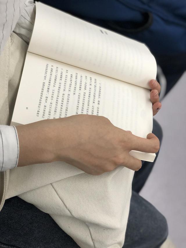 在纽约地铁读书的人有学问的概率（上海地铁上的读书人）(29)