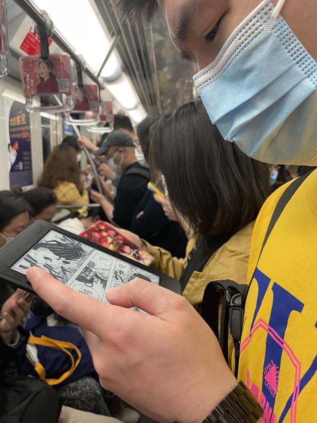 在纽约地铁读书的人有学问的概率（上海地铁上的读书人）(31)