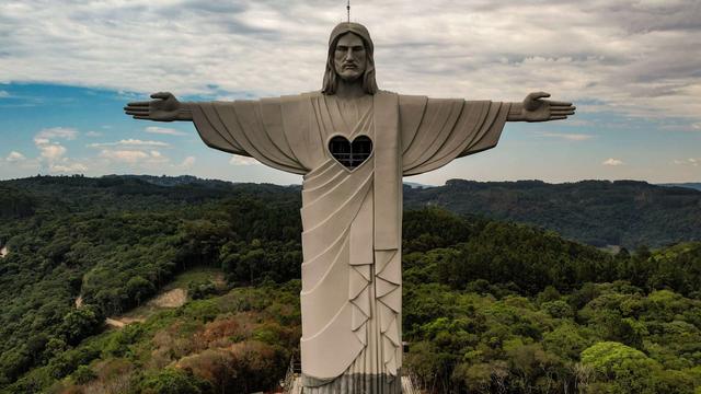 巴西巨大的耶稣雕像（世界第三高耶稣雕像建成）(2)