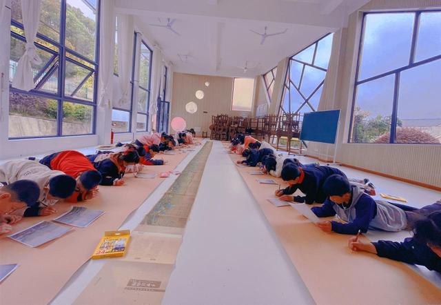 40多个同学集体创作21米超长油画千里江山（40多个同学集体创作21米超长油画千里江山）