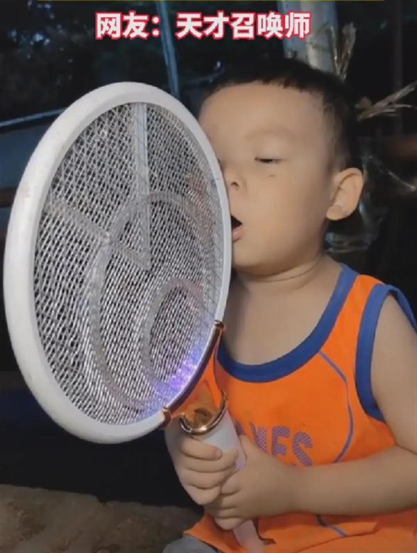 小孩发出声音吸引蚊子（男孩发出一种声音）(1)