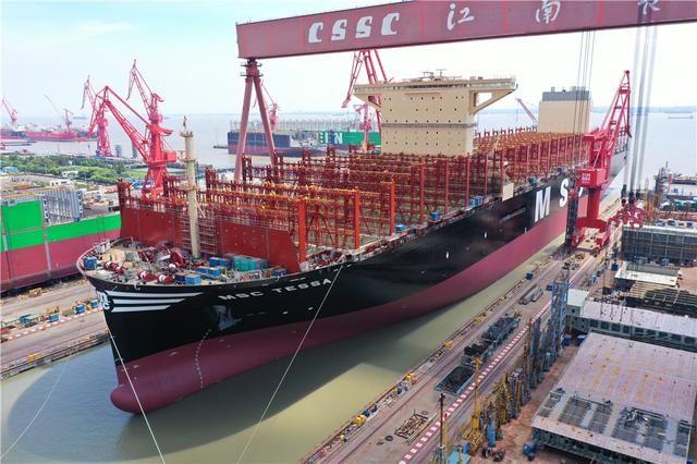 世界上最小的集装箱船（世界最大集装箱船在上海出坞）(1)