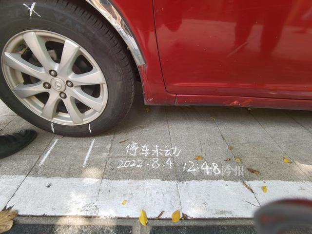 柳州停车位违规（多辆小车连趴48小时不挪窝）(2)