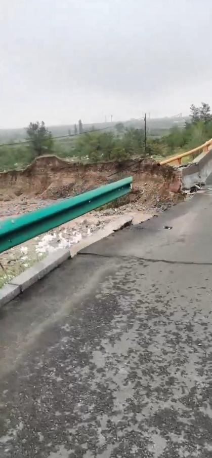 受强降雨影响路段塌方交通中断（降雨致G6高速公路路面塌陷）(1)