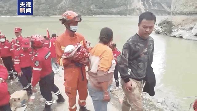 汶川地震救7人的少年现在怎么样了（汶川哥哥刷屏14年前被救的孩子）(2)