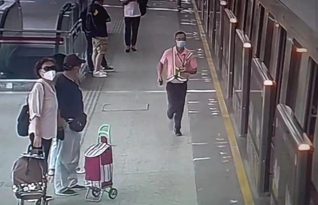 上海一男子突然晕倒地铁吓坏乘客（上海地铁内一老人晕倒）(2)