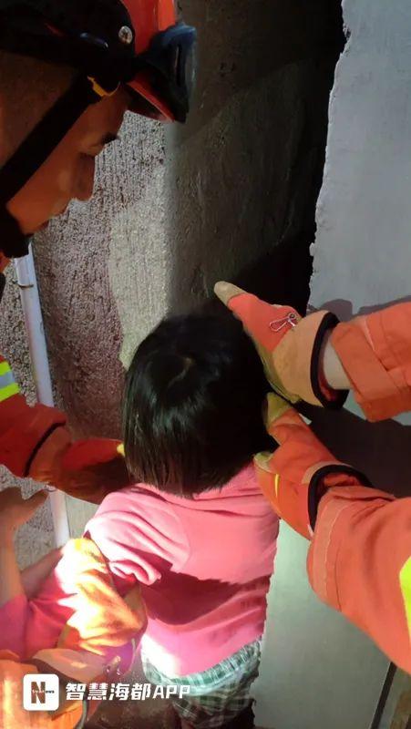 小女孩手被夹消防救援（8岁女童被夹紧急救援）