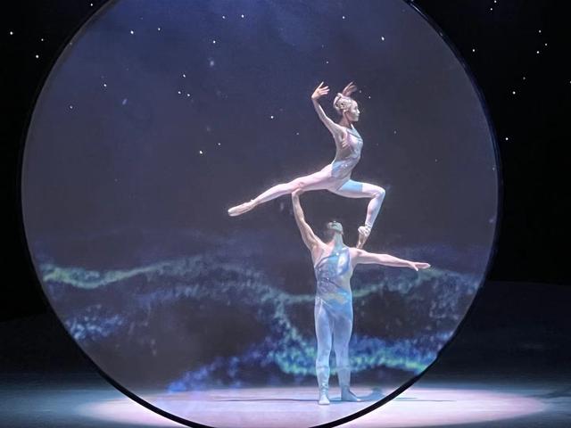 观上海芭蕾舞团的天鹅湖有感 新华全媒肩上芭蕾(2)