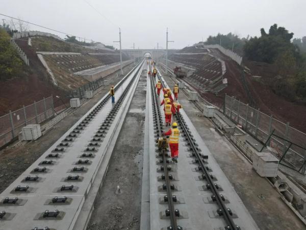 这条新建高铁开始全线拉通试验（预计明年底全线开通运营）