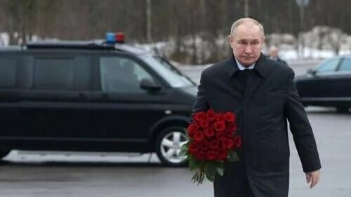 普京参加开幕式直播镜头：普京出席列宁格勒解除封锁80周年纪念活动并献花