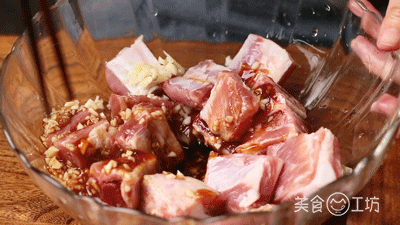 香酥排骨的做法外酥里嫩（鲜美多汁的排骨这么烤）(9)